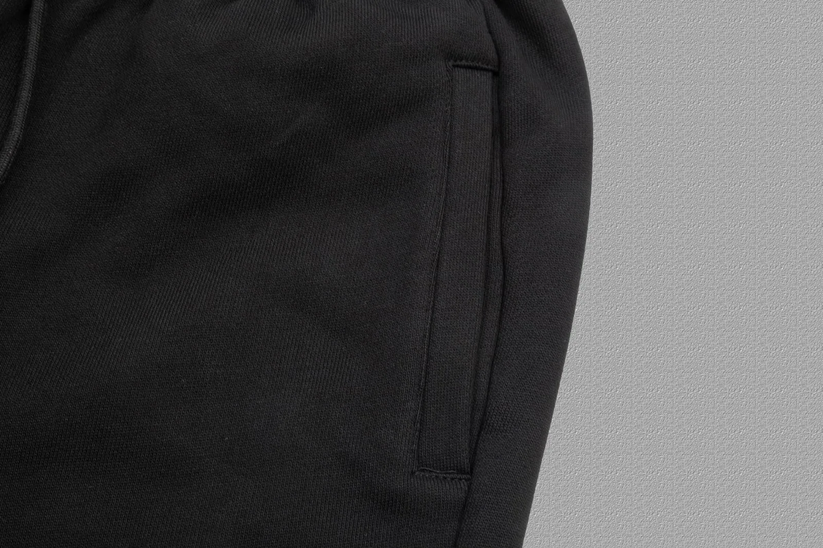 ✨🔥 [VALENTINO] Letter sweatpants Hot Sale customized 460g active version of pure cotton fabric using three-dimensional embroidery technology, three-dimensional clearly visible, comfortable and textured fabric trousers Sizes: S-XL Color: black